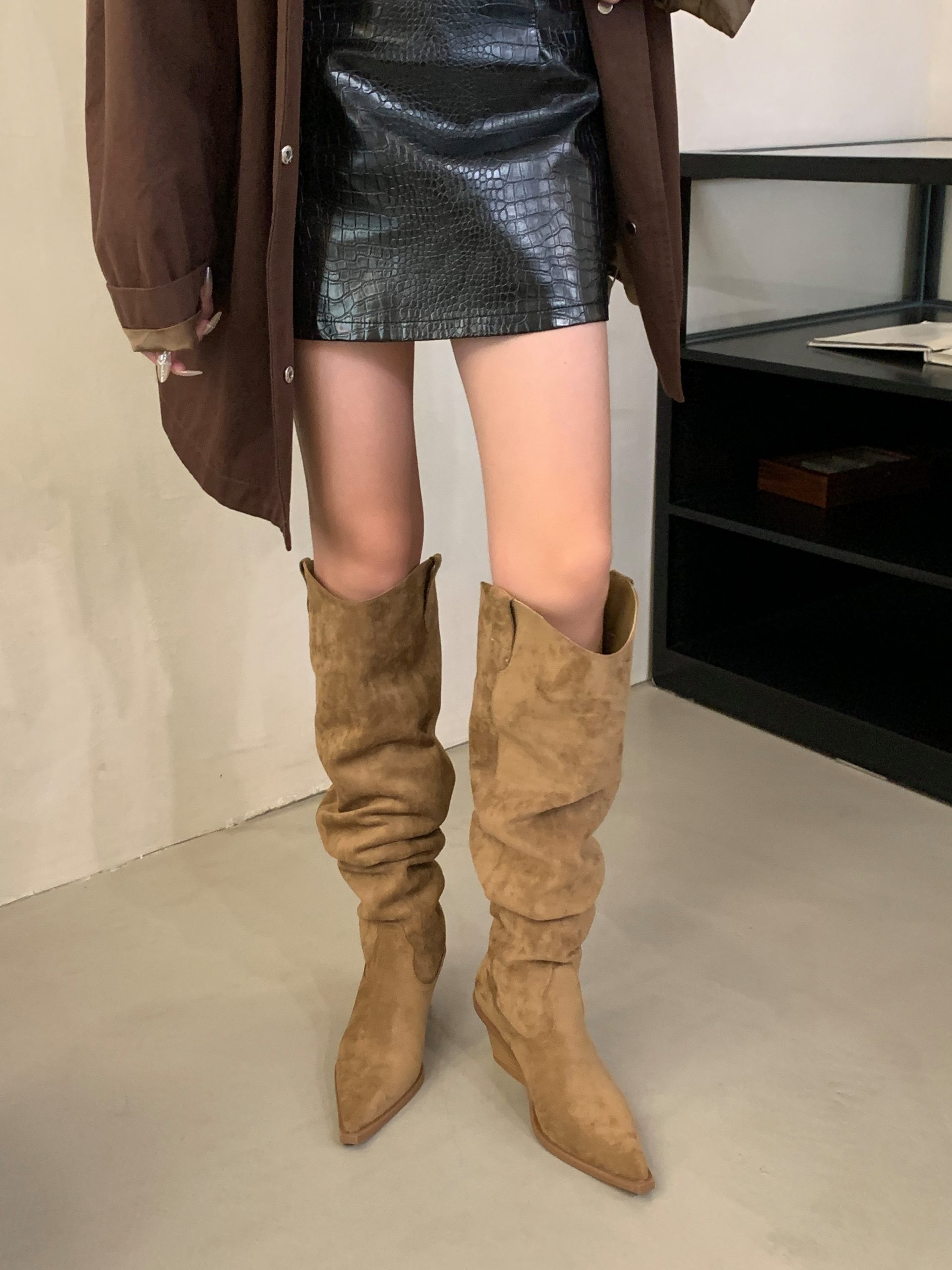 2026 New Style Versatile Chunky Heel Pointed Toe V-Mouth Knight Boots Women Retro High Heel Wasteland Style Folded Tall Boots - Image 4